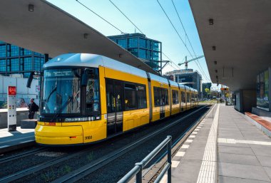 Berlin Mitte 'deki ana istasyonda Berlin tramvayı duruyor.
