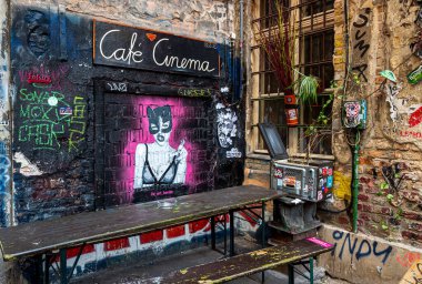 Kirli bir Berlin arka bahçesinde grafiti.