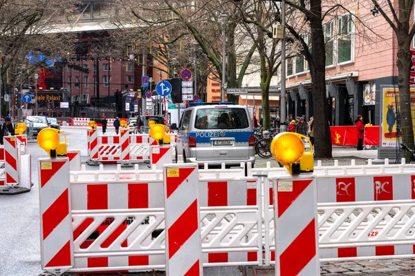 베를린의 거리에 막대기와 경고등 바리케이드 — 스톡 사진