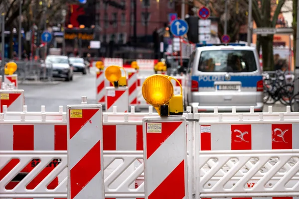 Akadály Rácsokkal Figyelmeztető Lámpákkal Egy Berlini Utcán — Stock Fotó