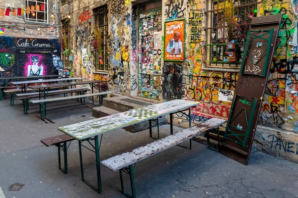 Graffiti Brudnym Berlińskim Podwórku — Zdjęcie stockowe