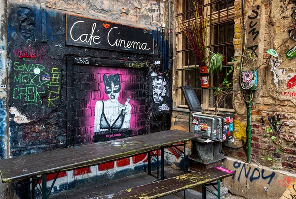 Kirli bir Berlin arka bahçesinde grafiti.