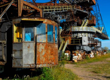 Ferropolis açık hava müzesinde kova tekerleği kazıcısı ve eski kazıcı, demir şehri, Graefenhainichen, Saksonya Anhalt, Almanya