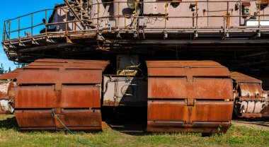 Ferropolis açık hava müzesinde kova tekerleği kazıcısı ve eski kazıcı, demir şehri, Graefenhainichen, Saksonya Anhalt, Almanya