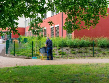 Gaertner bei der Arbeit am Zaun
