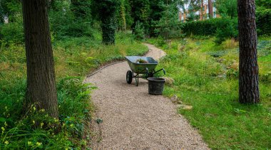 Schubkarre Berlin 'deki Einem Park' ta.