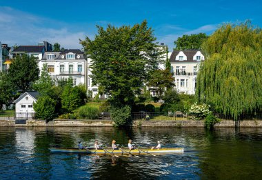 Pedallı botlar, Almanya 'nın Winterhude kentindeki asil Hamburg yerleşim alanındaki Alster' da kürekçiler, kanolar ve vapurlar ayağa kalksın.