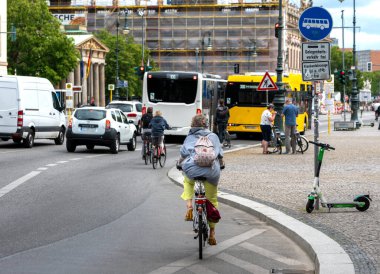 Yoğun saatlerde, bisikletçiler Berlin 'de Unter den Linden' da uçuyor.