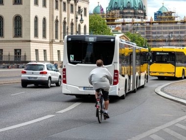 Yoğun saatlerde, bisikletçiler Berlin 'de Unter den Linden' da uçuyor.