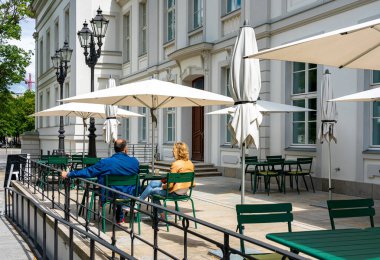 Berlin 'de Laternen vor dem Cafe Populaire