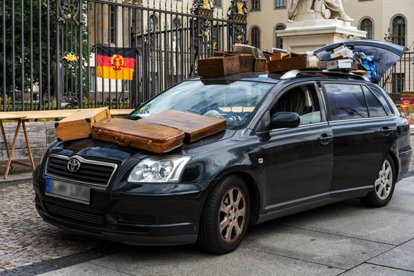 Antique Dealer Unpacking His Goods Front Humboldt University — Stock Photo, Image