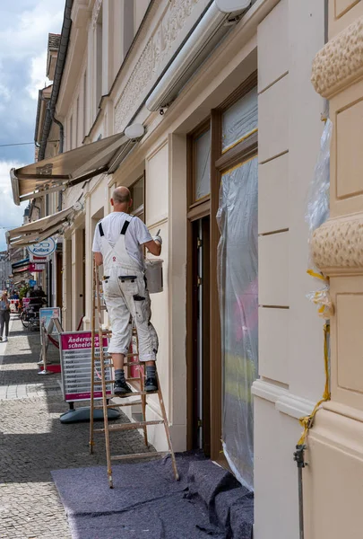 Handwerker Beim Renovieren Einer Hausfassade — Stock Photo, Image
