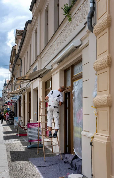 Handwerker Beim Renovieren Einer Hausfassade — Stock Photo, Image