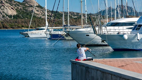 Ein Junge Angelt Hafen Von Sardinien — Stock fotografie