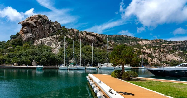 Luxuriöser Yachthafen Auf Einem Felsen Sardinen Italien Stockfoto