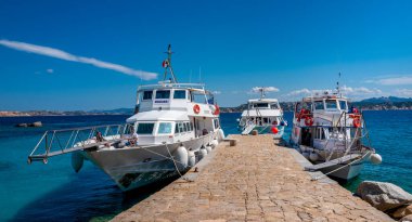 Kleine Boote mit Touristen auf der italienischen Insel Sardinien