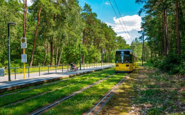Berlin Greenau yakınlarındaki ormandan geçen Berlin tramvayı güzergahı.