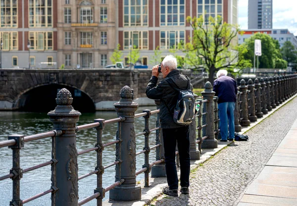 Senior Mit Fotoapparat Unterwegs Berlino — Foto Stock