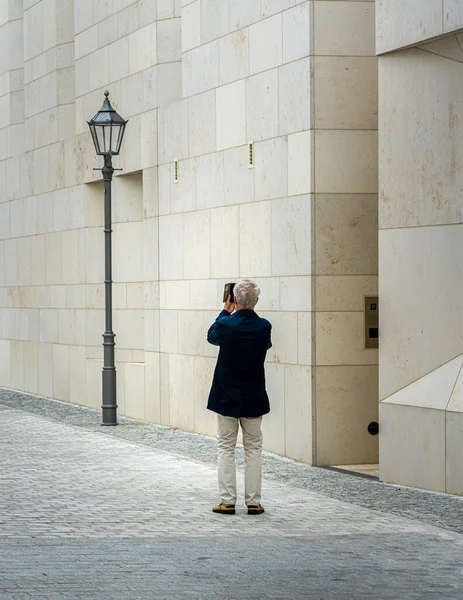 Senior Mit Fotoapparat Unterwegs Berlín —  Fotos de Stock