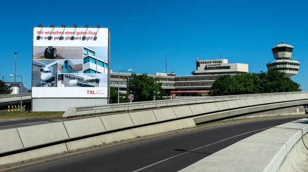 Wegweiser Alten Flughafen Berlin — Stock Photo, Image