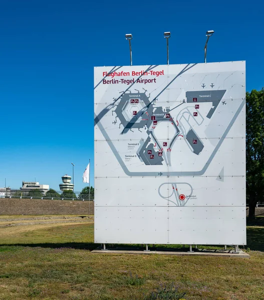 Wegweiser Alten Flughafen Berlin — Stock Photo, Image