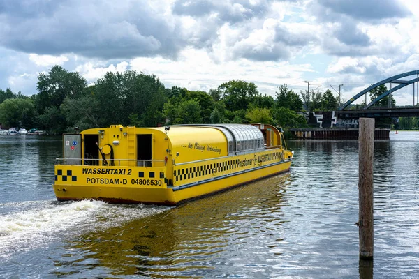Gelbes Wassertaxi Für Den Linienverkehr Auf Der Havel Bei Potsdam lizenzfreie Stockbilder