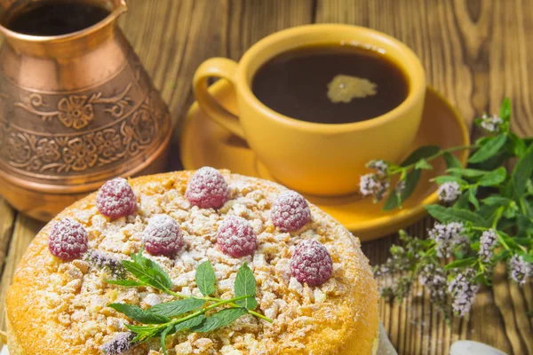 Uğur böceği ve çiş yeşil bir bitkinin üzerinde. Arka plan bulanık. Makro.