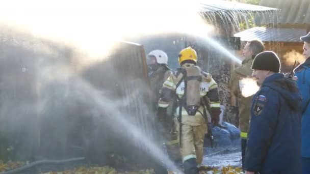 Petrozavodsk Rusland 2017 Oktober Brandweerlieden Bestrijden Van Brand Een Houten — Stockvideo