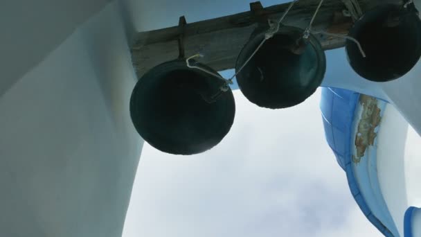 カレリア共和国 ロシア ビューの下からの Orthodoxal 教会の鐘楼の鐘を鳴らす — ストック動画