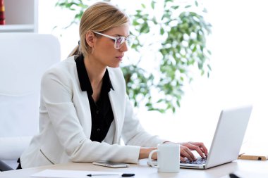 İş genç kadının onu laptop ofisteki çalımakta atış.