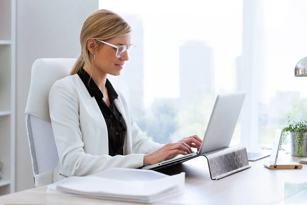 Tiro Mujer Joven Negocios Trabajando Con Computadora Portátil Oficina — Foto de Stock