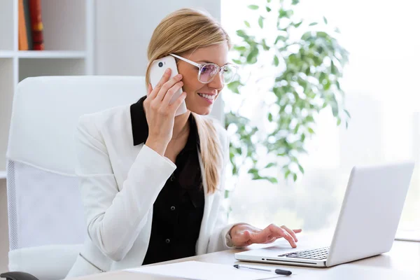 Shot Business Young Woman Talking Mobile Phone While Using Her — Stock Photo, Image