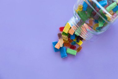 Bir şişe renkli jöle şekerler Close-up. Bağımlılık kavramı.