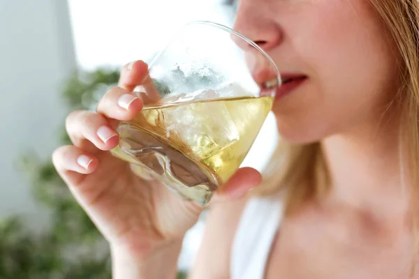 Primo Piano Bella Giovane Donna Che Beve Bicchiere Whisky Casa — Foto Stock