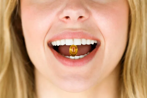 Bir Kadının Ağzına Bir Hap Ile Yakın Çekim Bağımlılık Kavramı — Stok fotoğraf