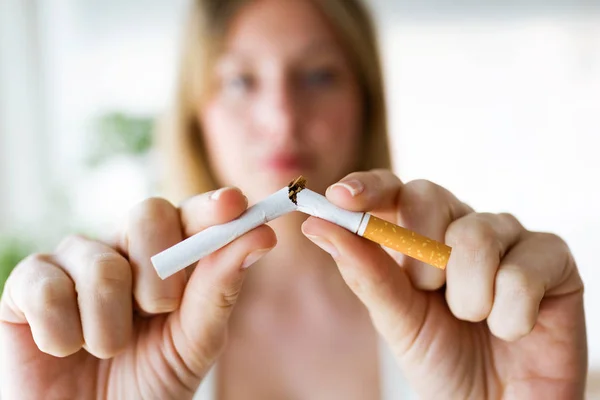 Disparo Una Joven Seria Rompiendo Cigarrillo Casa Concepto Adicción — Foto de Stock