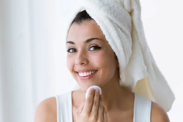 Tiro Mulher Muito Jovem Está Limpando Seu Rosto Enquanto Olha — Fotografia de Stock