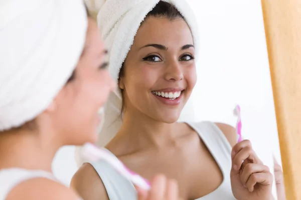 Tiro Mulher Muito Jovem Escovando Dentes Banheiro Casa — Fotografia de Stock