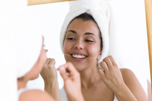 Shot Pretty Young Woman Using Dental Floss Home Bathroom — Stock Photo, Image