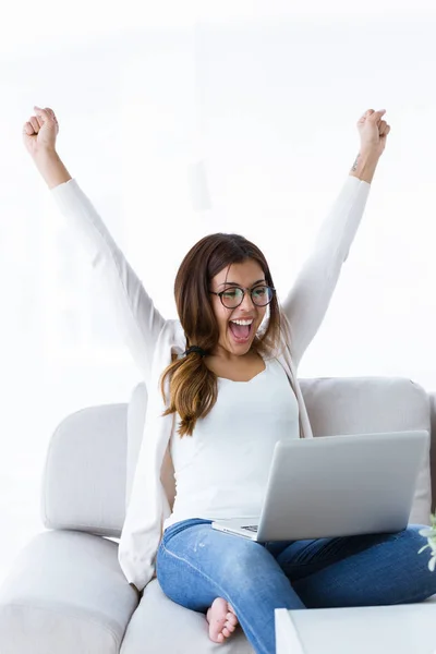 Colpo Bella Giovane Donna Che Celebra Successo Mentre Lavora Con — Foto Stock