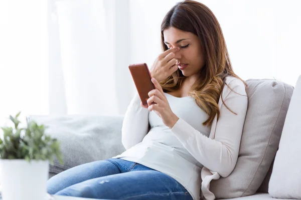 Aufnahme Einer Müden Jungen Frau Mit Kopfschmerzen Die Ihr Handy — Stockfoto