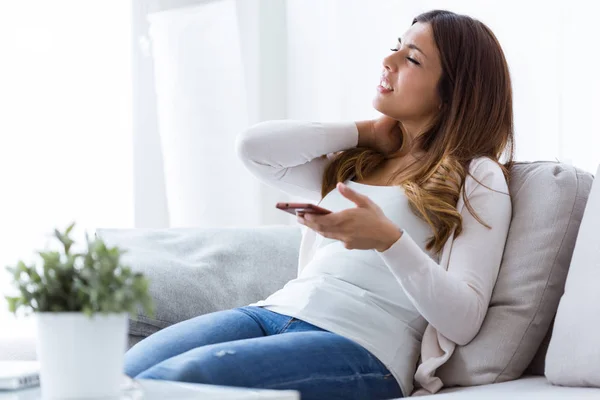 Aufnahme Einer Müden Jungen Frau Mit Nackenschmerzen Die Ihr Handy — Stockfoto