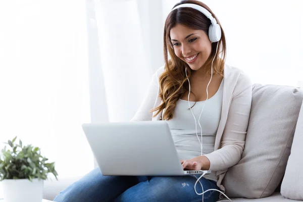 Genç Güzel Kadın Evde Onu Laptop Kullanırken Müzik Kadeh — Stok fotoğraf