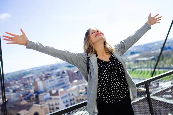 Foto Mujer Joven Bonita Con Los Brazos Levantados Cielo Disfrutando — Foto de Stock