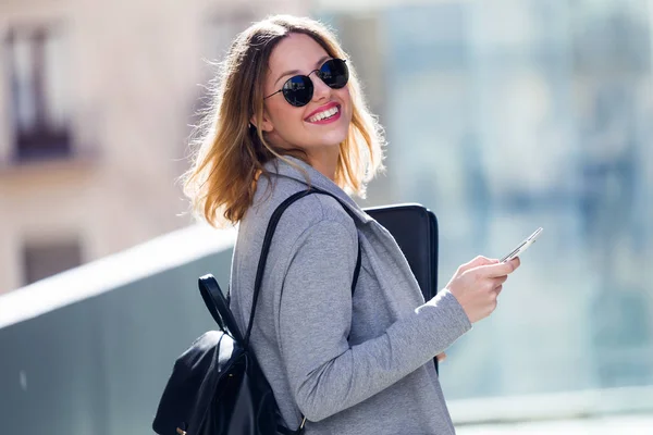 Skott Ganska Ung Affärskvinna Tittar Kameran När Använder Sin Mobiltelefon — Stockfoto