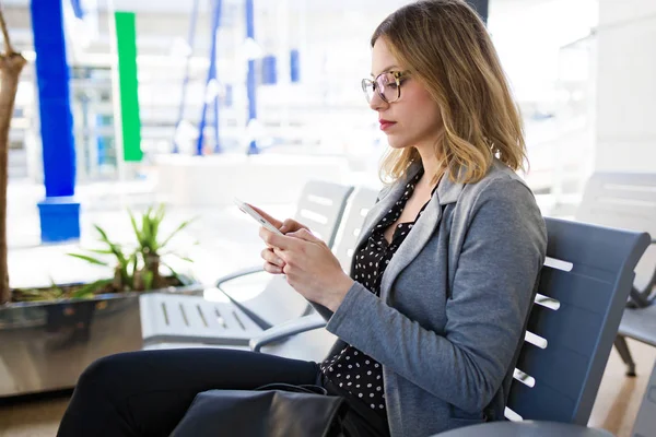 Skott Ganska Ung Affärskvinna Som Använder Sin Mobiltelefon Järnvägsstationen — Stockfoto