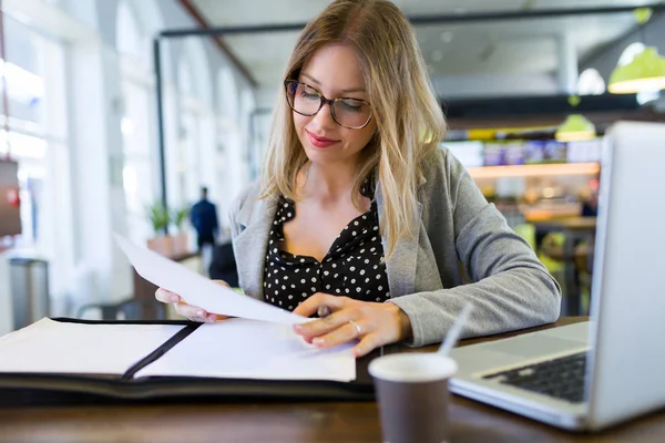 Prise Vue Jolie Jeune Femme Affaires Examinant Les Documents Dans — Photo