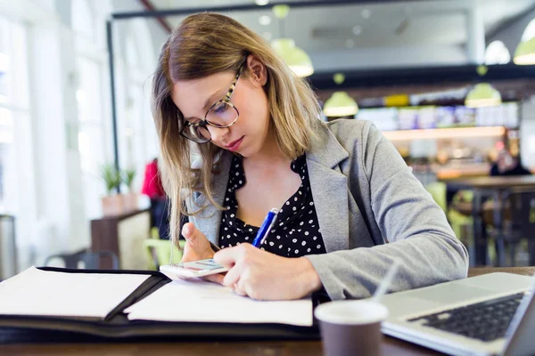 Colpo Piuttosto Giovane Donna Affari Scrittura Carte Durante Utilizzo Del — Foto Stock