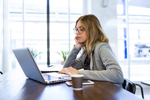 Tourné Jolie Jeune Femme Affaires Travaillant Avec Son Ordinateur Portable — Photo