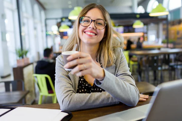 Porträtt Ganska Ung Affärskvinna Tittar Kameran Medan Dricka Kopp Kaffe — Stockfoto